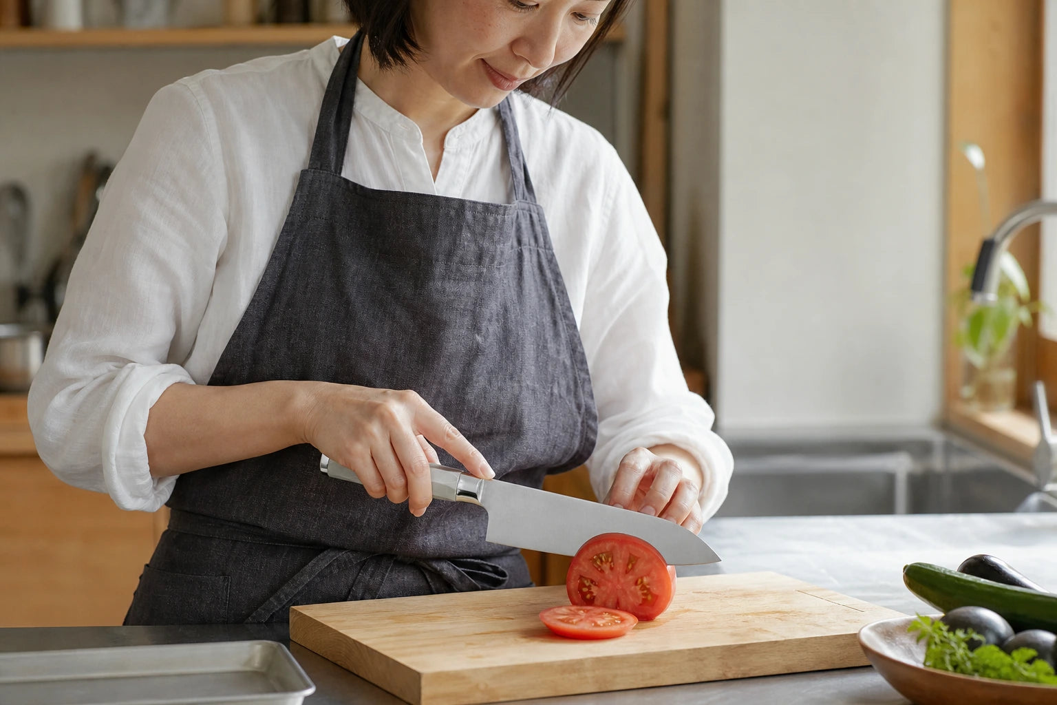 UMAKU三徳包丁でトマトを切る様子