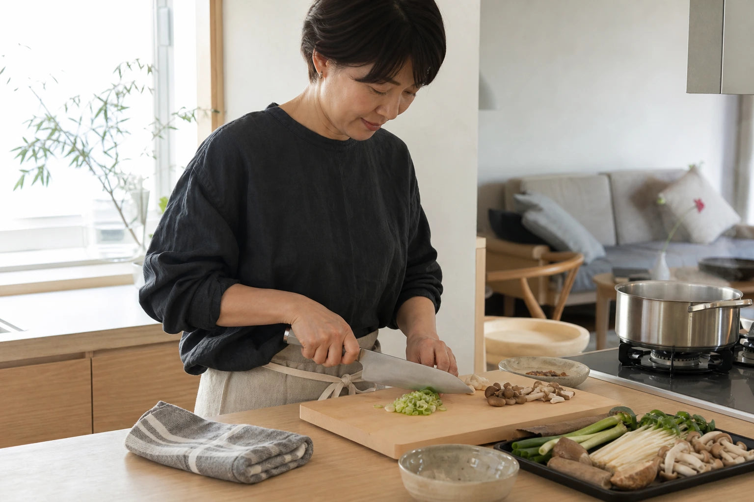 平日の夕方にUMAKU三徳包丁で夕食を支度する様子